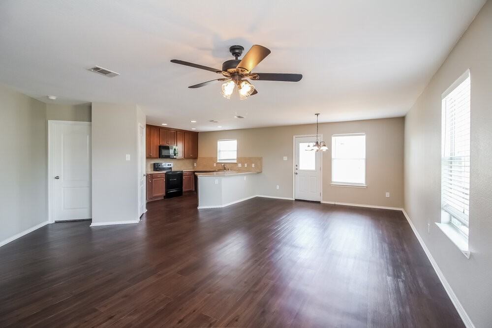 1301 Burleson St - Photo 4 of 15