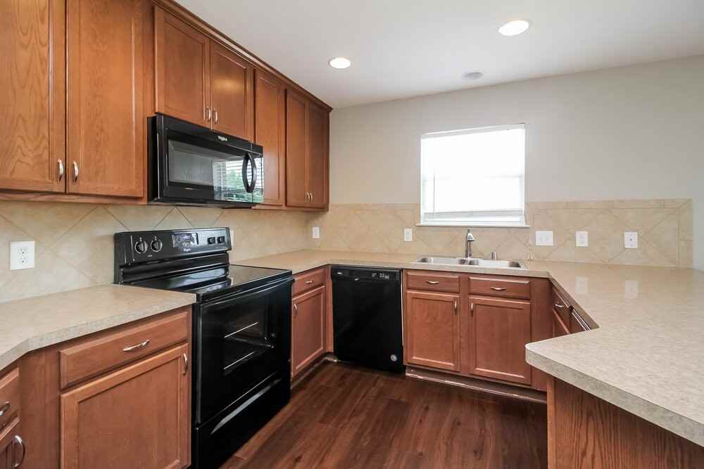 1301 Burleson St - Photo 5 of 15