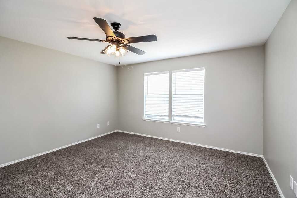 1301 Burleson St - Photo 7 of 15