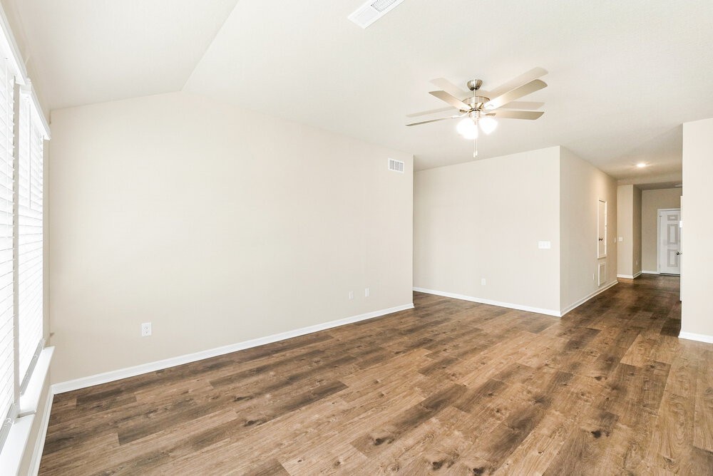 851 N Pear St - Photo 3 of 16