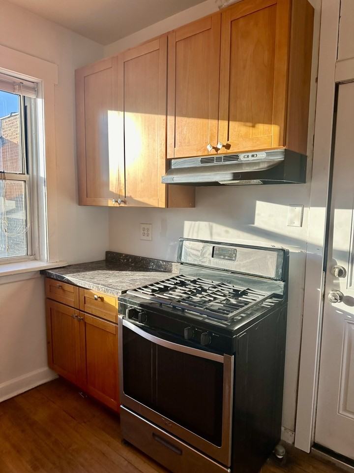 5958 N Paulina St #1 - Photo 6 of 11
