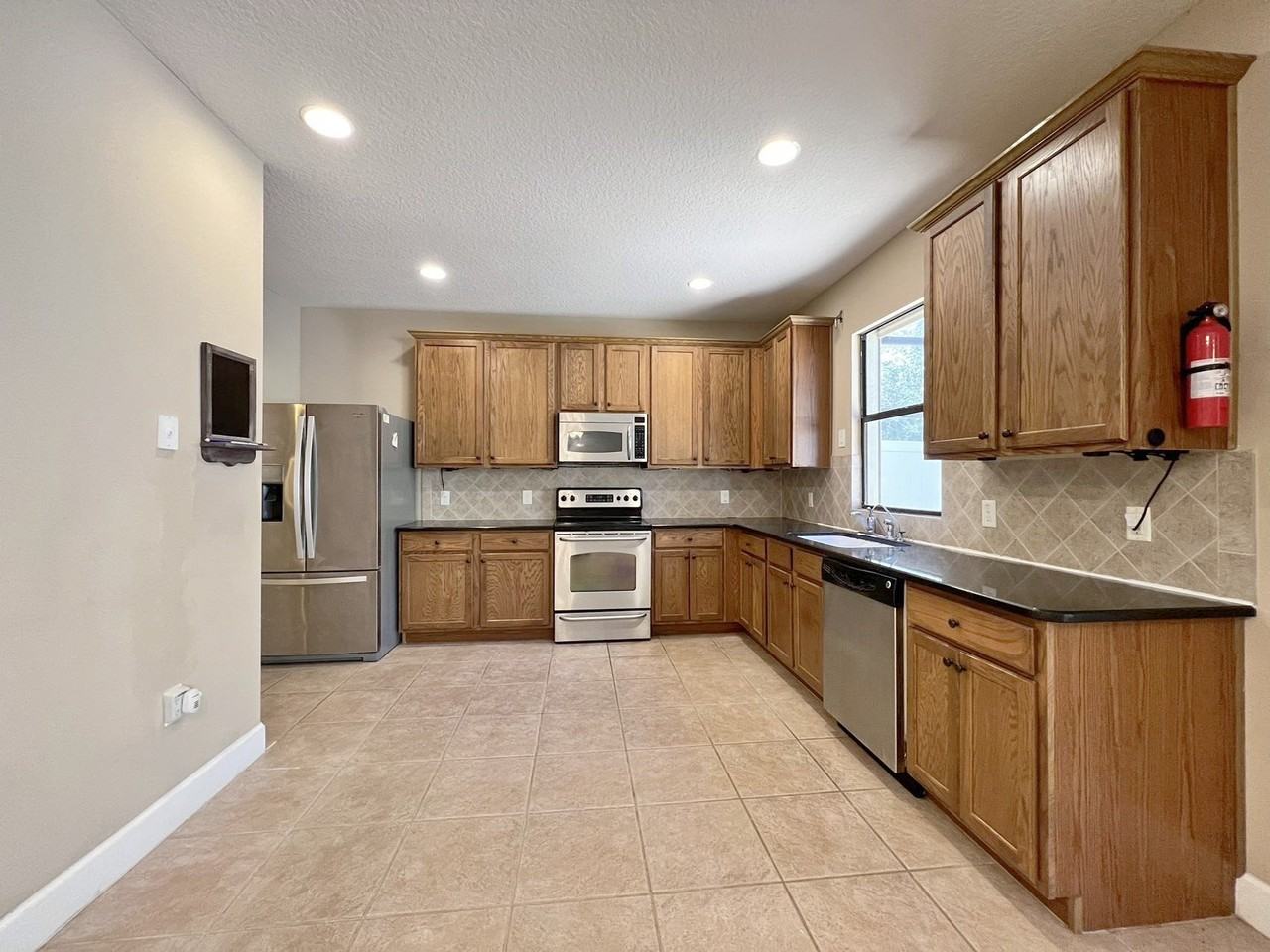 2532 Glenridge Cir - Photo 4 of 20