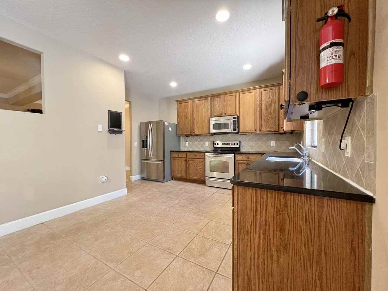 2532 Glenridge Cir - Photo 5 of 20