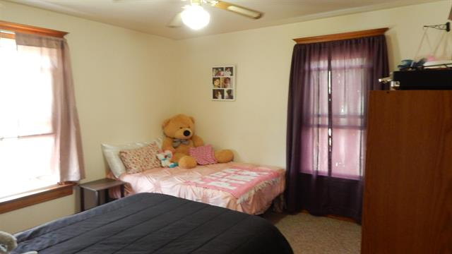 386 Ellen St - Photo 4 of 8