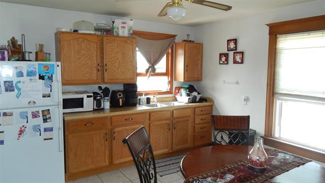 386 Ellen St - Photo 7 of 8