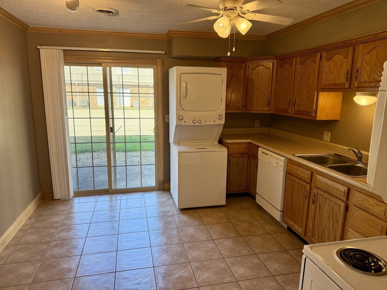 1616 Spring Valley Dr - Photo 4 of 18