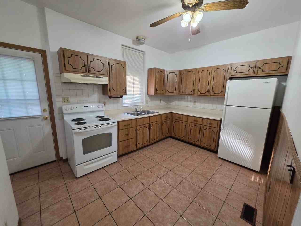 2913 Endicott Ave - Photo 2 of 7