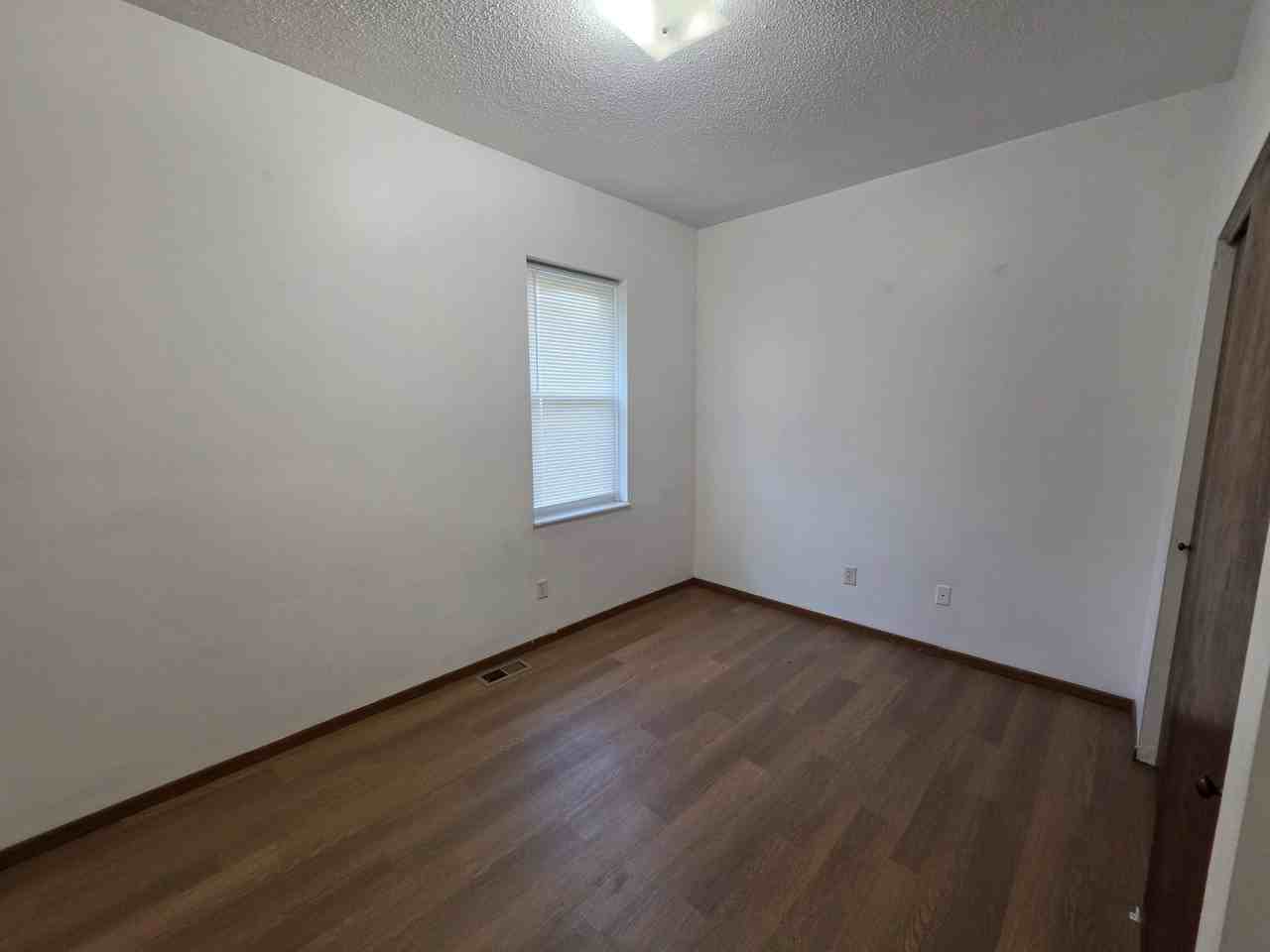 2913 Endicott Ave - Photo 5 of 7