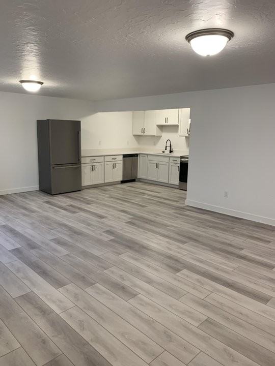 550 W Parkway Dr - Photo 2 of 17