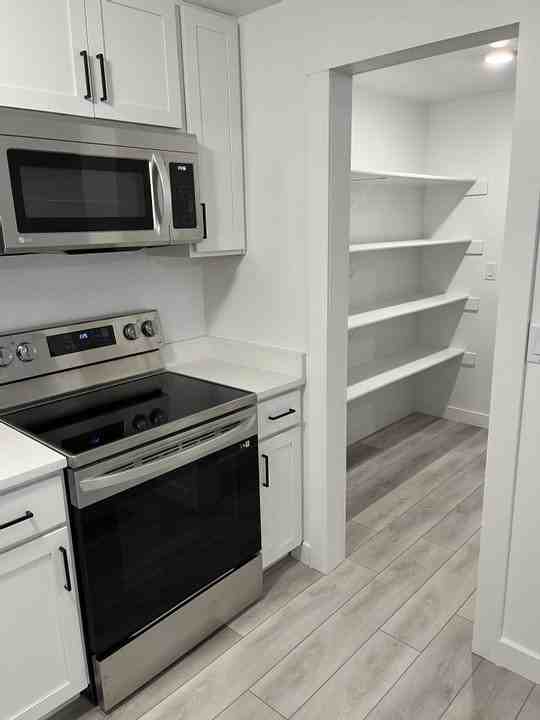 550 W Parkway Dr - Photo 3 of 17