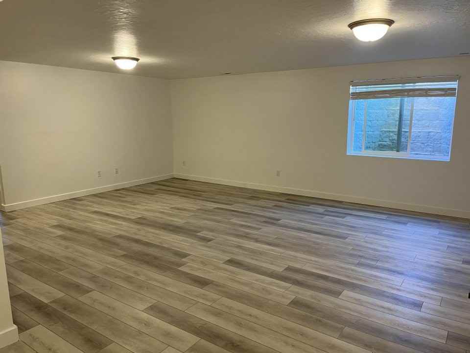 550 W Parkway Dr - Photo 4 of 17