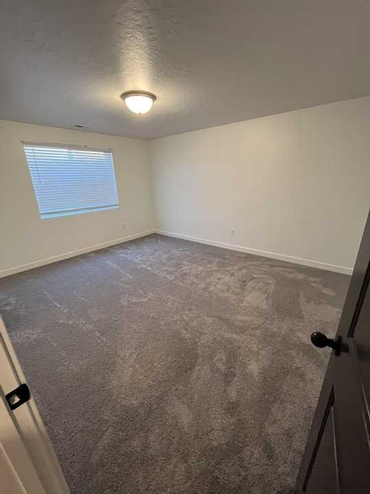 550 W Parkway Dr - Photo 5 of 17