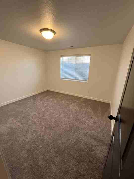 550 W Parkway Dr - Photo 7 of 17