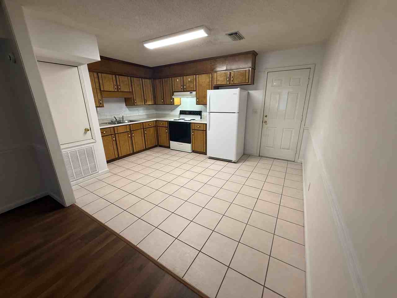 321 N Trammell St #3 - Photo 4 of 15