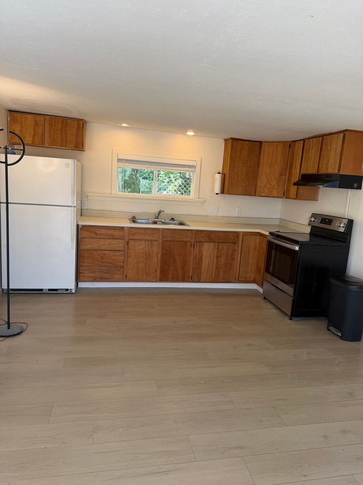 375 Caines St #B - Photo 3 of 10