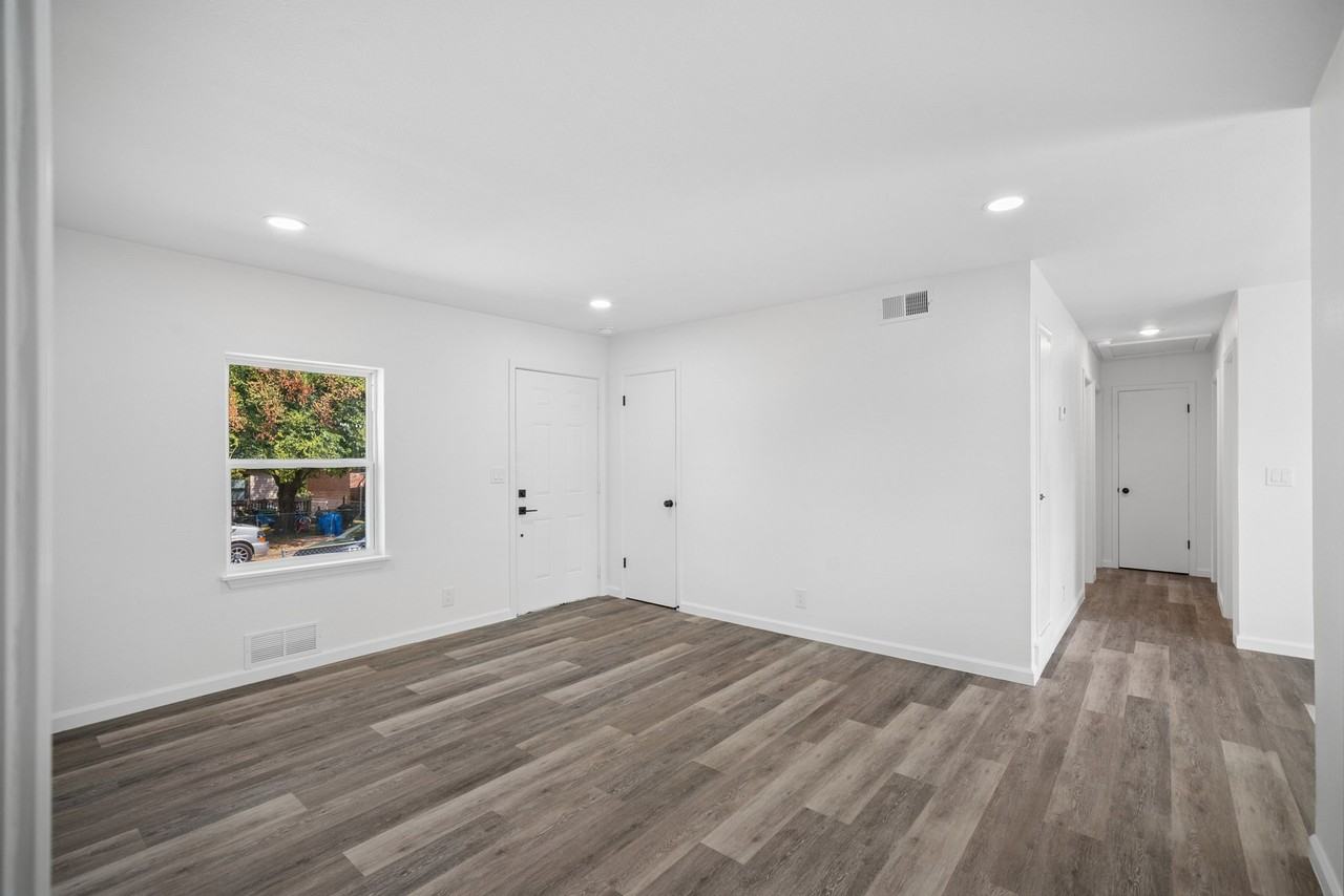 4672 N Troost Ave - Photo 4 of 20