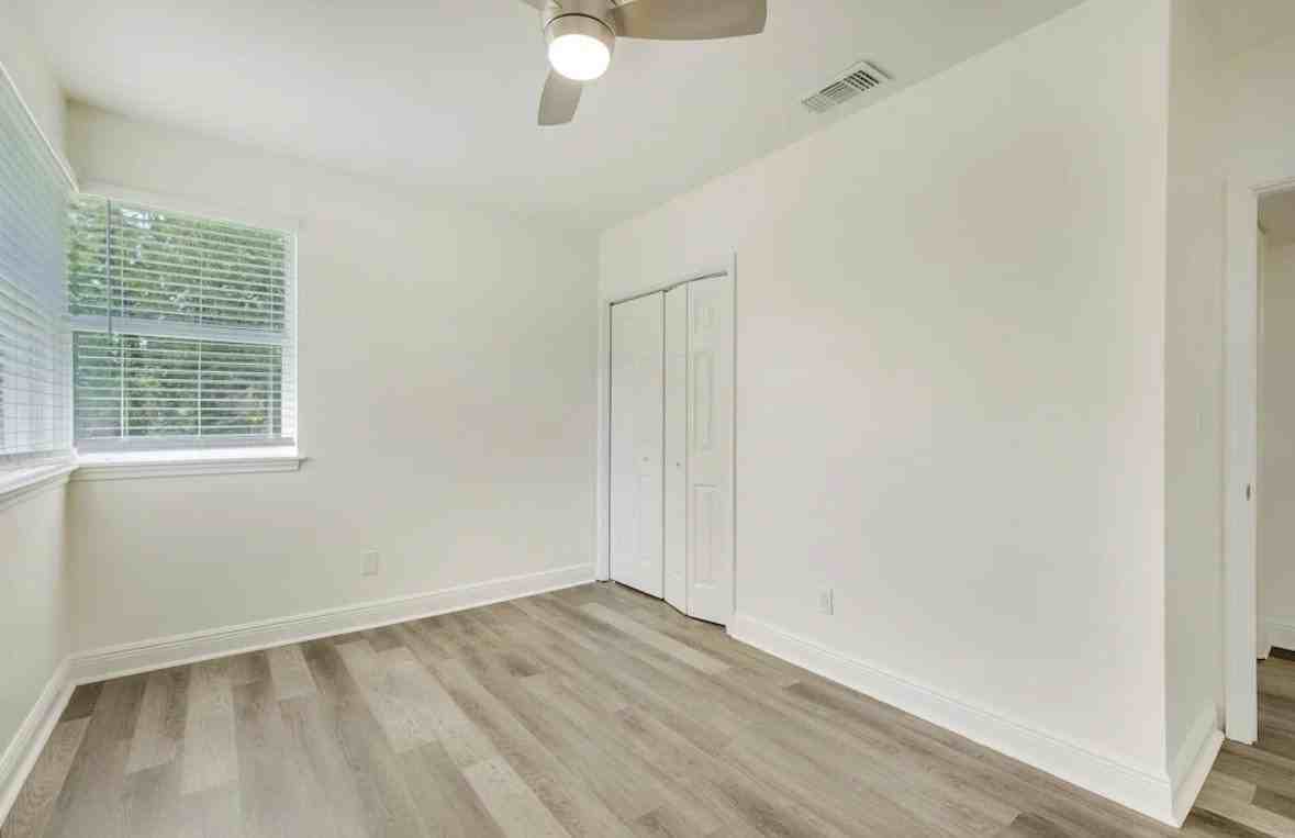4590 Colonial Ave - Photo 7 of 12