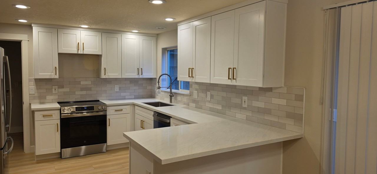 4904 Se Bybee Blvd - Photo 3 of 14