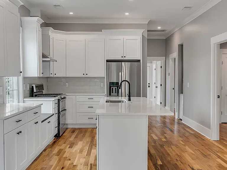 365 Huger St - Photo 3 of 12