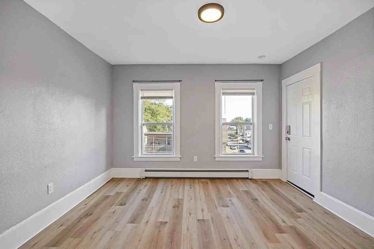 496 Bartlett St #1 - Photo 5 of 15