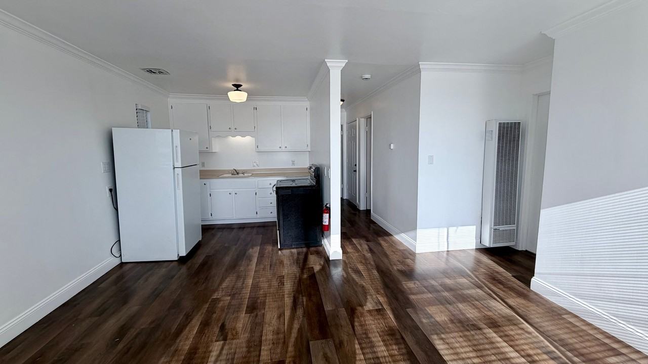 110 Hilborn St - Photo 4 of 19