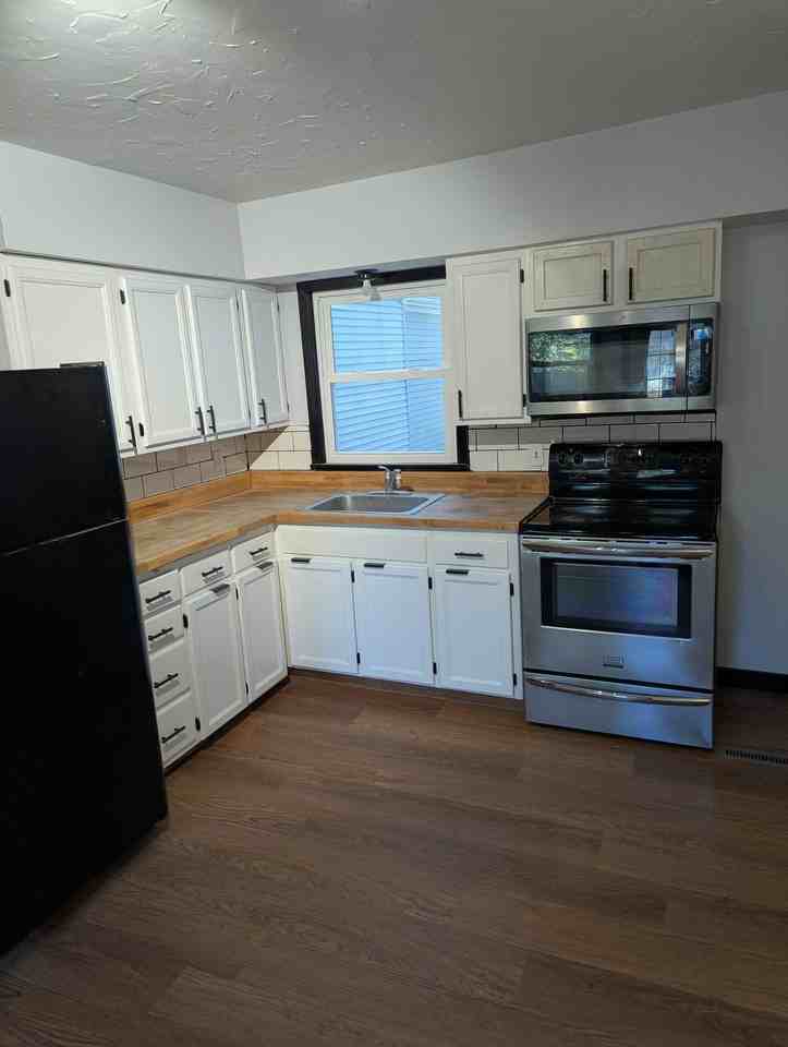 217 1st St W - Photo 3 of 10
