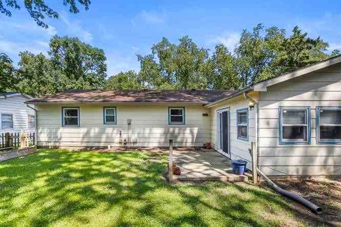2305 Glenoak Dr - Photo 3 of 20