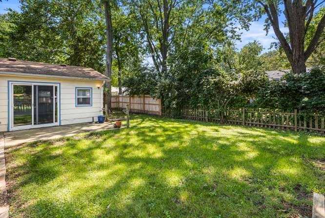 2305 Glenoak Dr - Photo 4 of 20