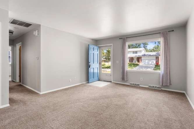 2305 Glenoak Dr - Photo 5 of 20