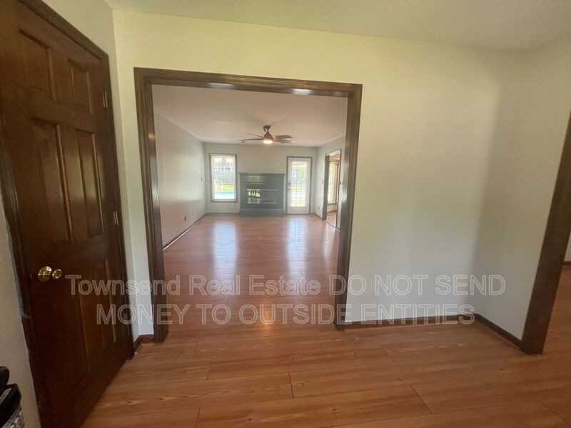 6149 Lakeway Dr - Photo 3 of 22