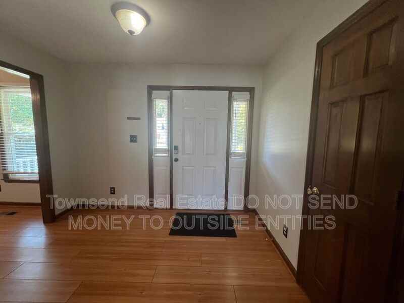 6149 Lakeway Dr - Photo 4 of 22