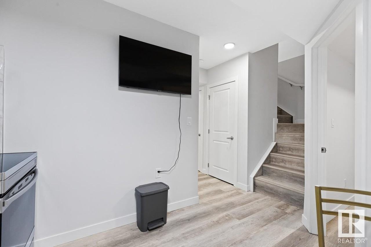 8809 121 Ave Nw - Photo 4 of 10