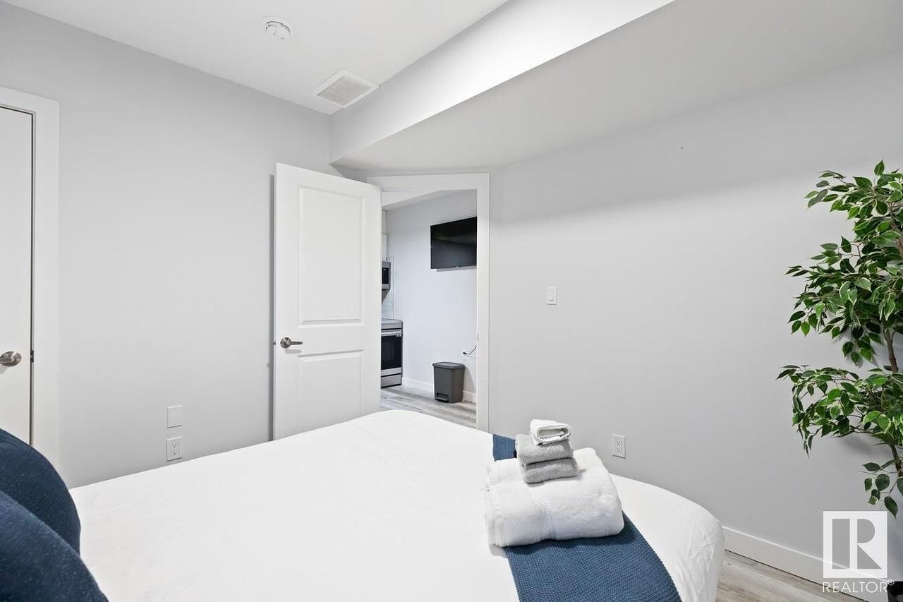 8809 121 Ave Nw - Photo 6 of 10