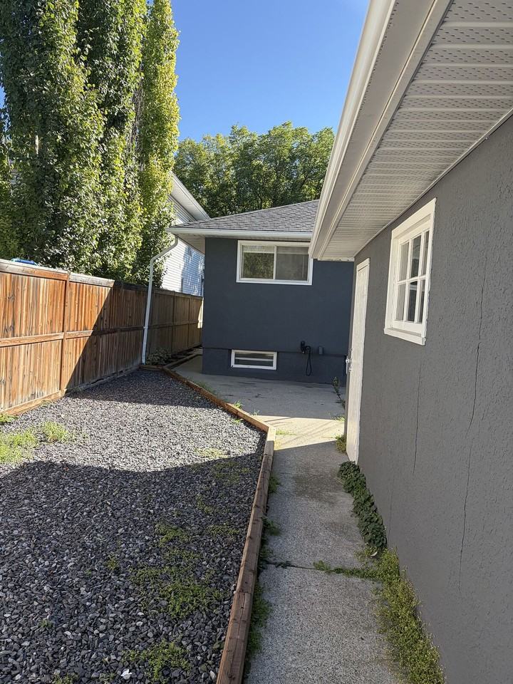 319 37 St Sw - Photo 3 of 34
