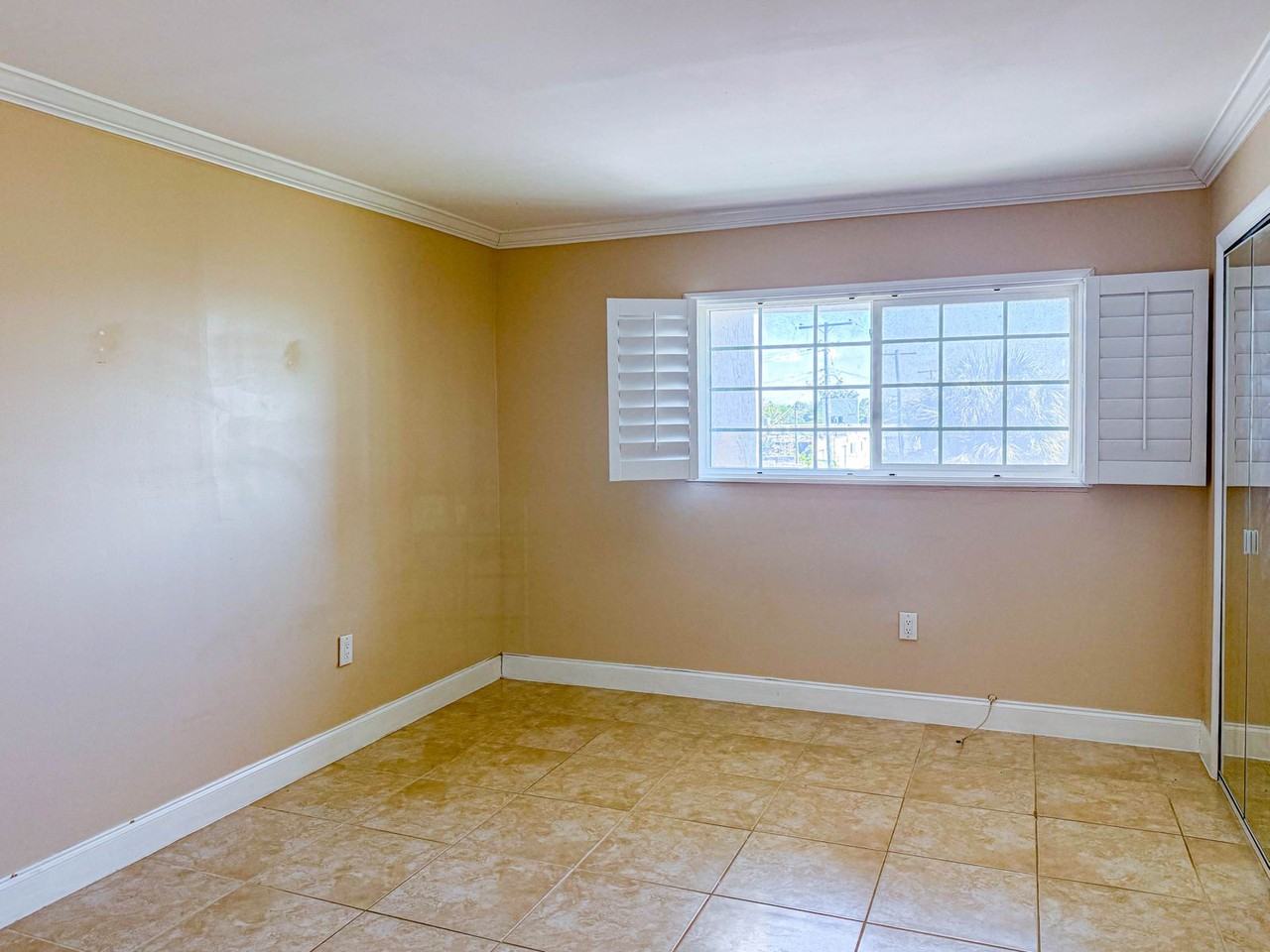 633 Ne 2nd Ave #15 - Photo 6 of 21