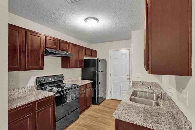 927 Ardoon St - Photo 2 of 18