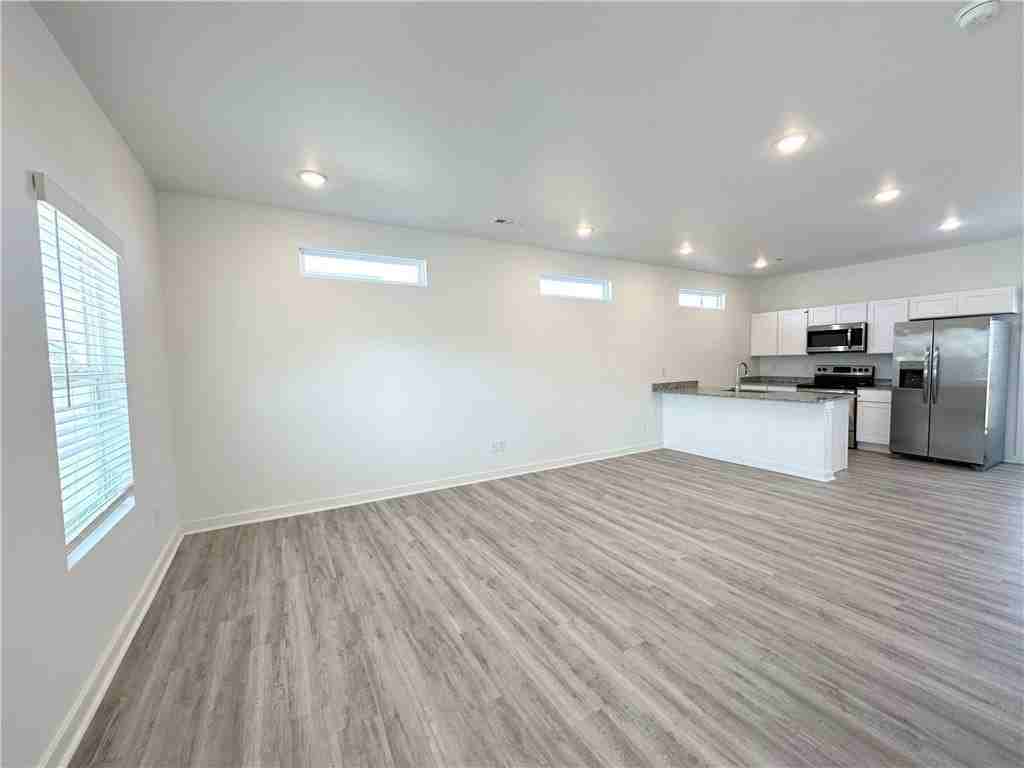1070 Boardwalk Avenue - Photo 4 of 24