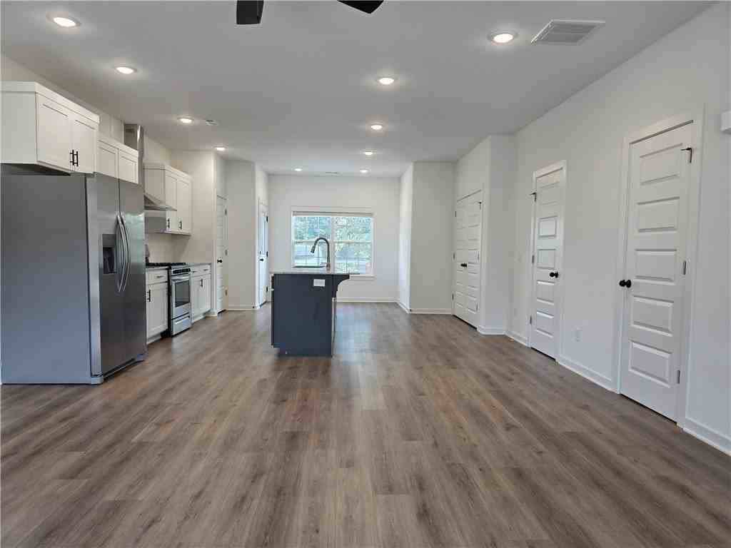 754 N Crater Ave #2 - Photo 4 of 19