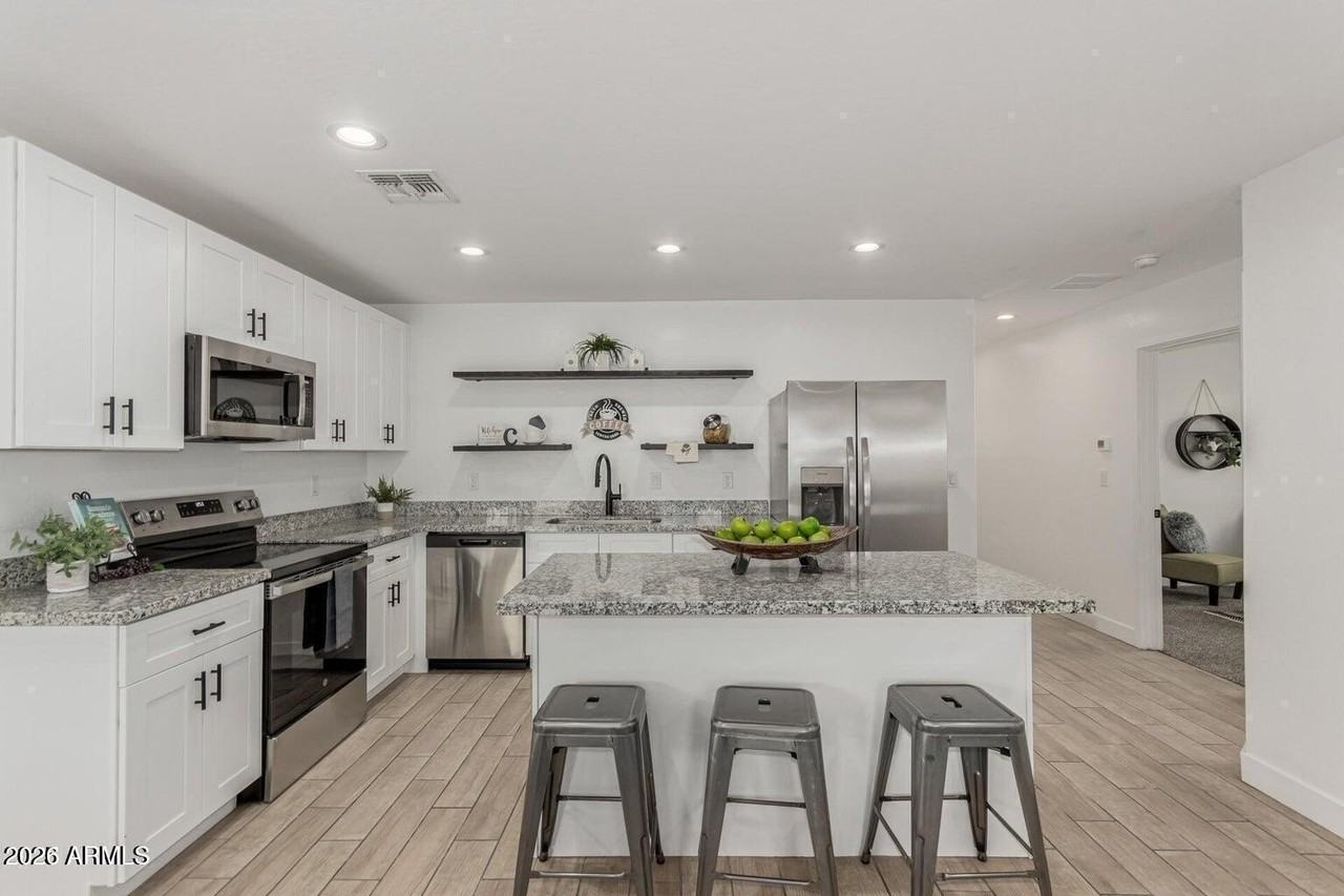 1934 E Carver Dr - Photo 2 of 11