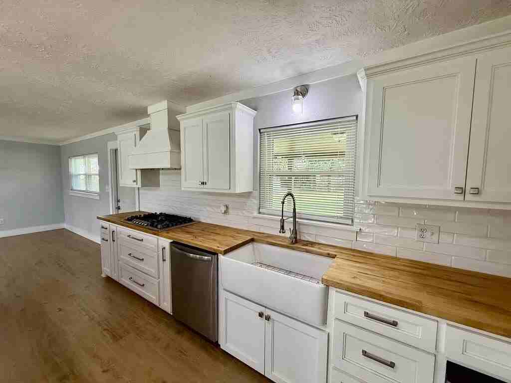 305 E Pine St - Photo 4 of 26