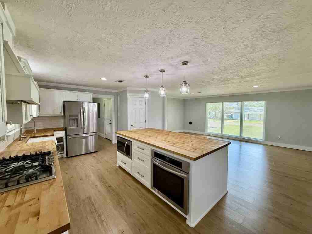 305 E Pine St - Photo 5 of 26