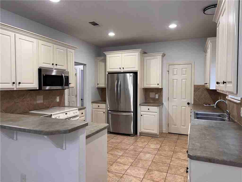 4410 Pickering Pl - Photo 5 of 17
