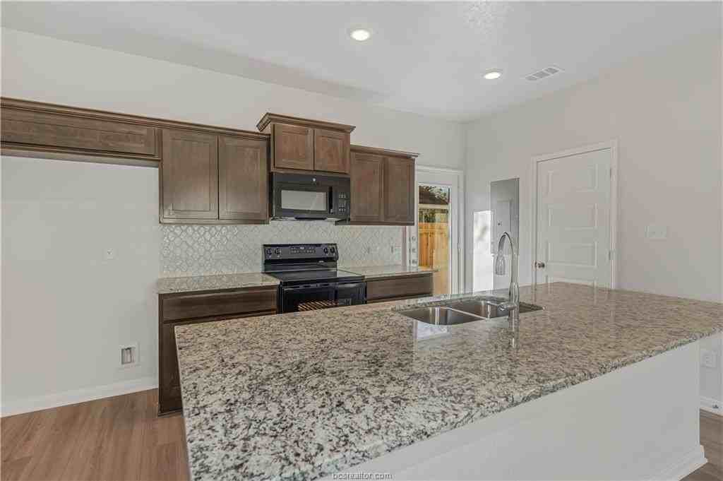 601 W 24th St - Photo 4 of 21