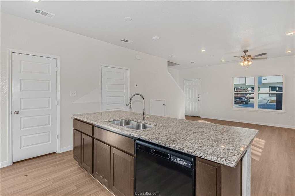 601 W 24th St - Photo 6 of 21