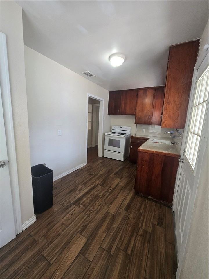 4417 Townsend St - Photo 7 of 14