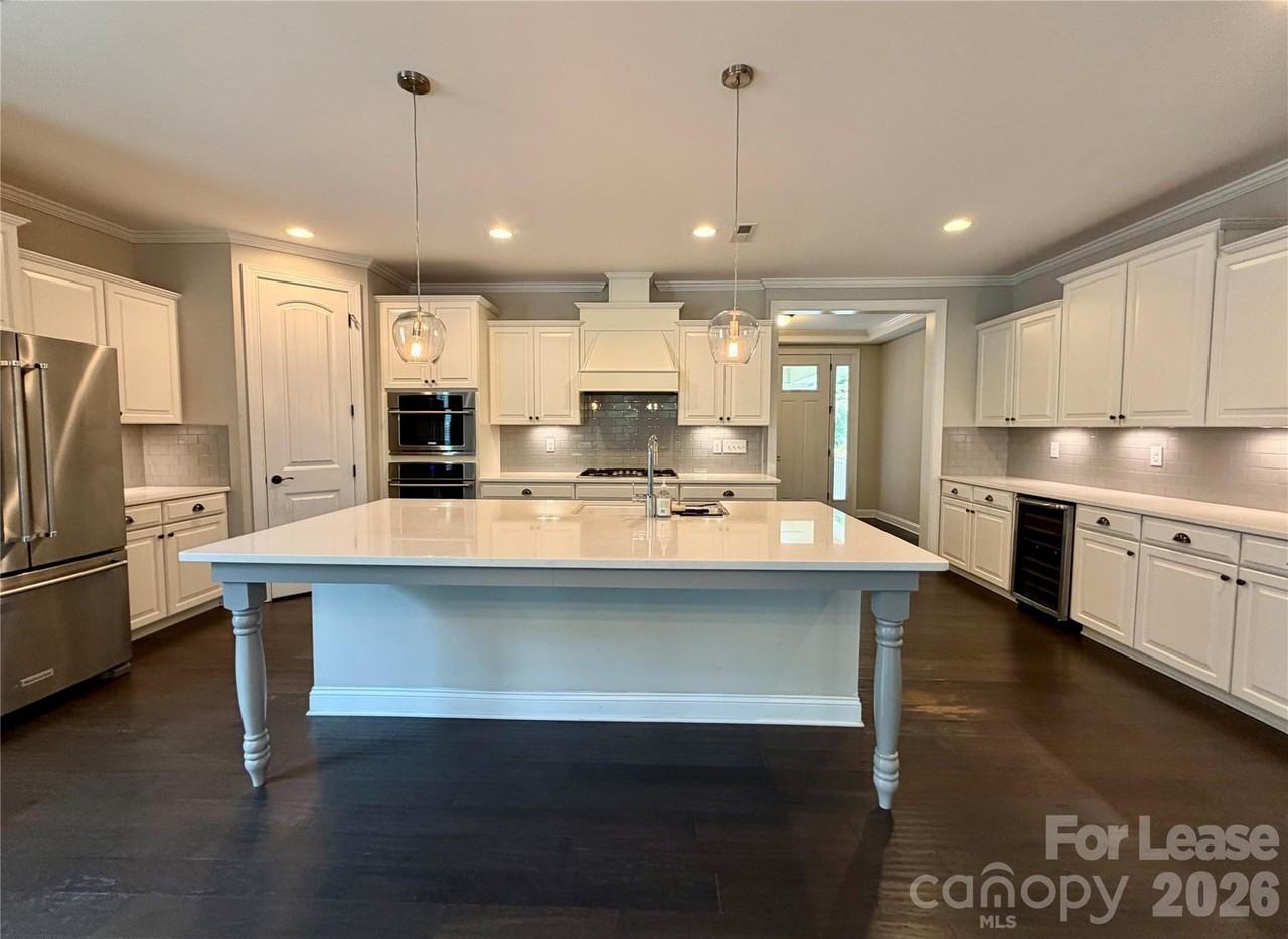 10728 Vanguard Pkwy - Photo 7 of 35