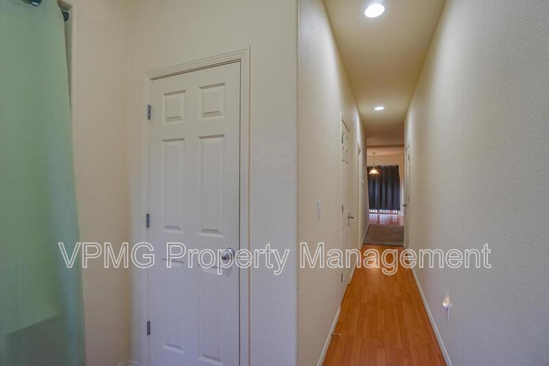 1413 Ne 87th Cir - Photo 3 of 31