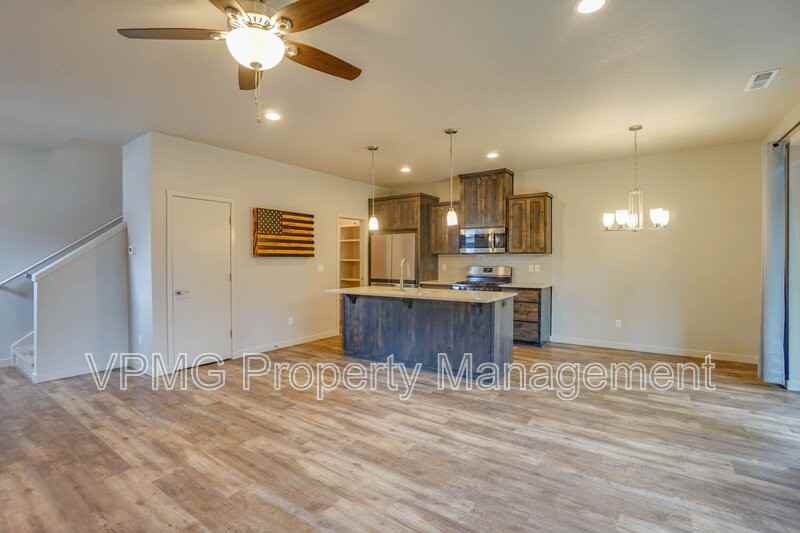 5004 Ne 85th St - Photo 4 of 35