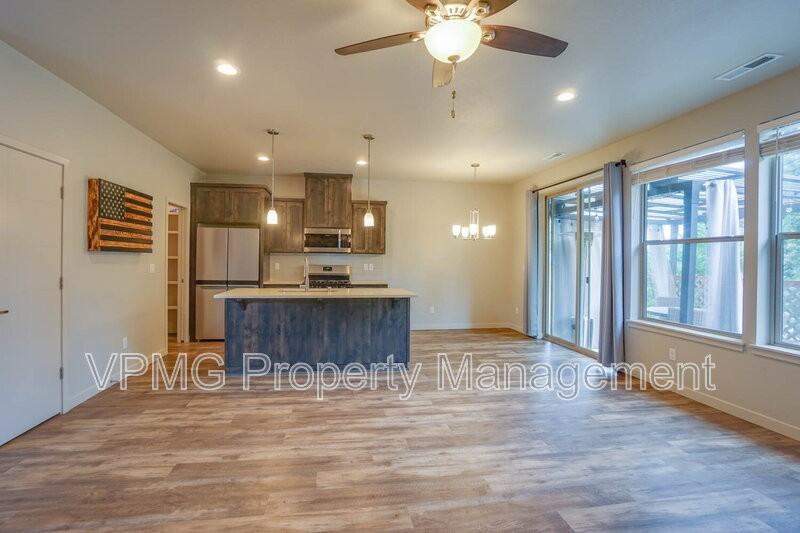 5004 Ne 85th St - Photo 5 of 35