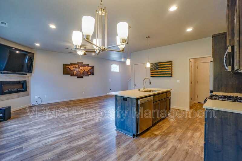 5004 Ne 85th St - Photo 6 of 35